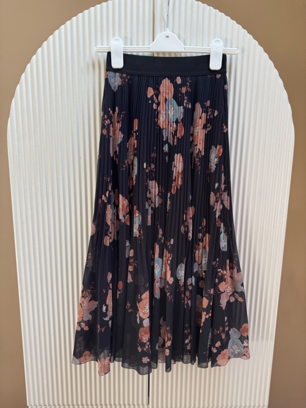 Aritzia Wilfred pleated midi skirt - Picture 2 of 5